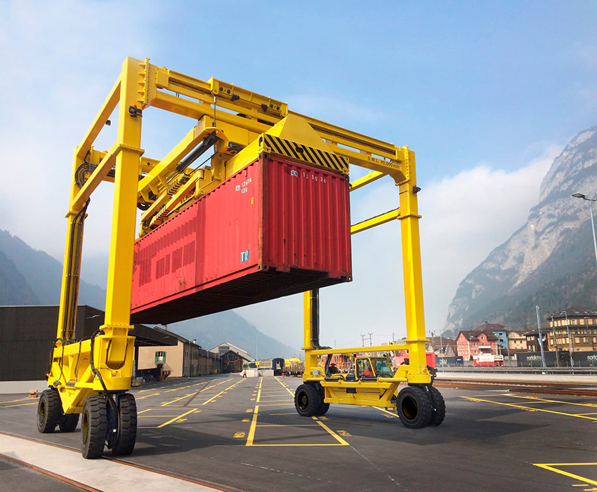 跨运车赋能多行业协同发展：从港口到储能的高效搬运实践