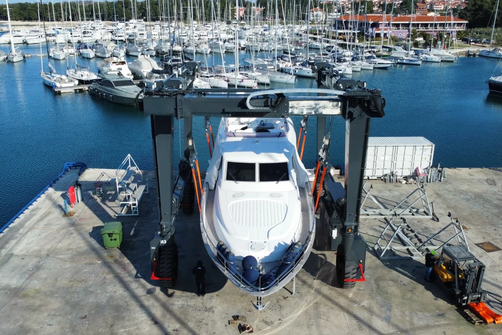 160t-travel-lift-2.jpg